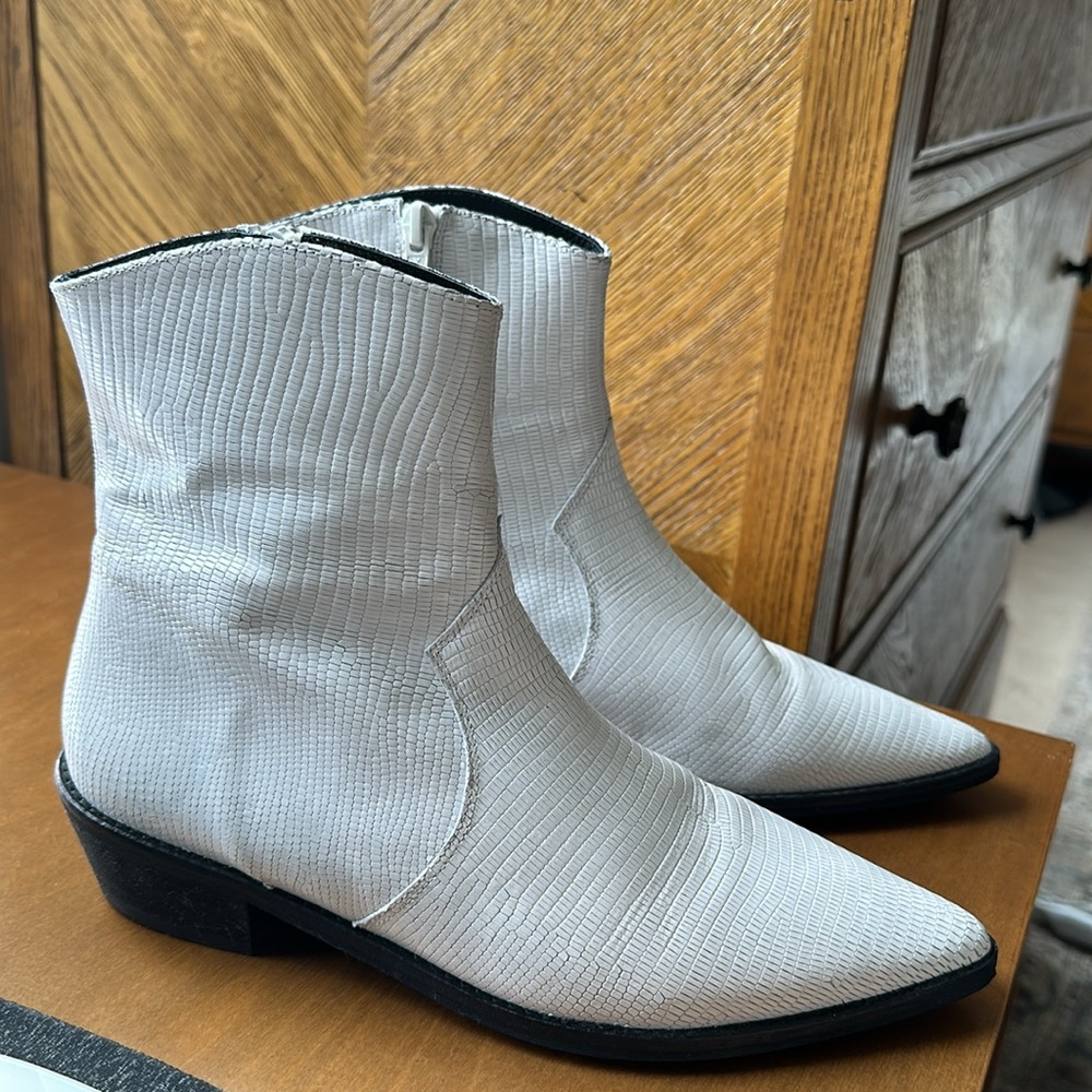 FREE PEOPLE white snake effect western style ankle boots (size 38) ✨